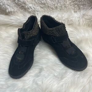 Stuart Weitzman Leather Black Suede ankle Boots with brown faux fur trim SZ7
